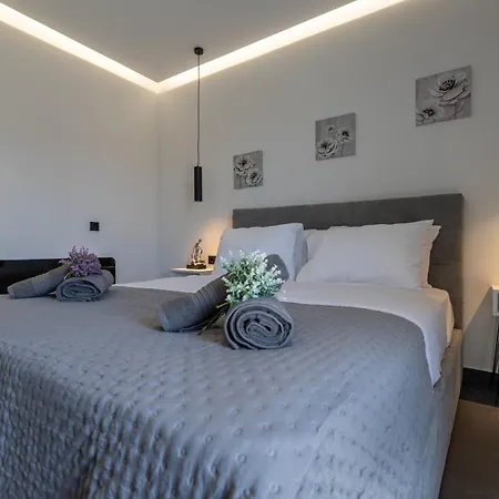 μr & μrs Grey -private Luxury Villa Ambelókipoi