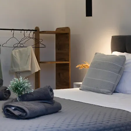 μr & μrs Grey Villa *