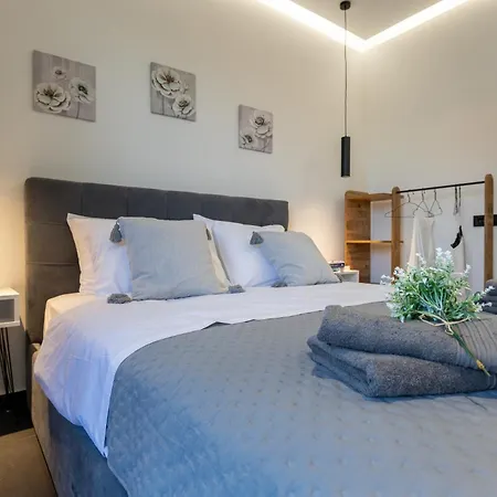μr & μrs Grey Villa *